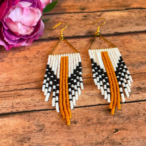 Dangle beaded earring - Picture 4 of 5